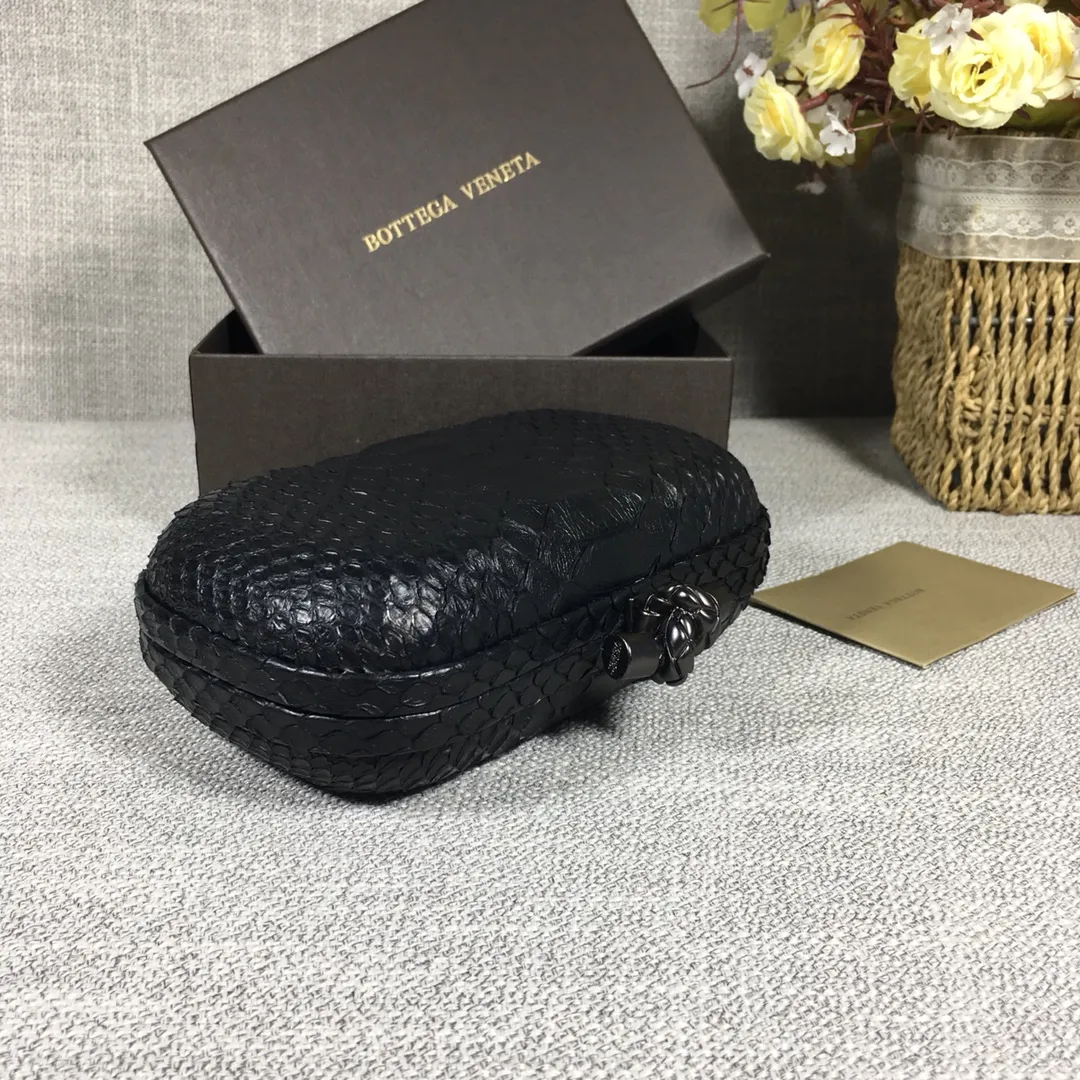 🔥🔥Model No. 8651🔥🔥This elegant clutch bag is one of the most popular handbags in woven bags. It is an interpretation of a classic design that was reintroduced in 2001. Since its launch, the Knot clutch has exhibited exquisite craftsmanship and integrated different styles from low-key to flamboyant. Each new Knot product demonstrates the irresistible and timeless charm of this classic handbag. This luxurious handbag features the signature braided rope buckle and is crafted from rare yellow-ringed forest snake and water snake skins. More charming and luxurious texture. Size: Small 16.5cm